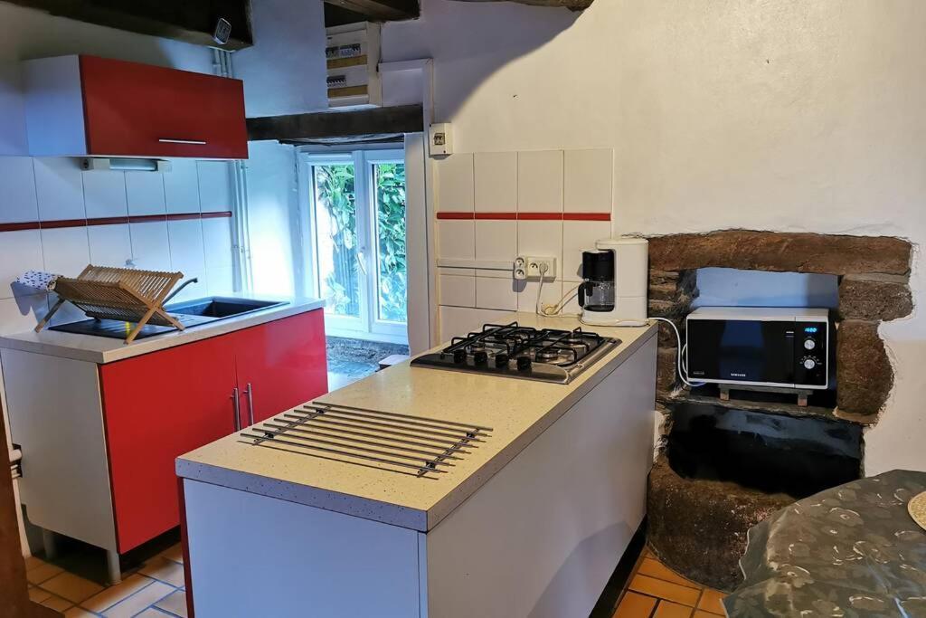 Petite Maison Dans Les Monts D'Arree Ty Coz Commana Экстерьер фото
